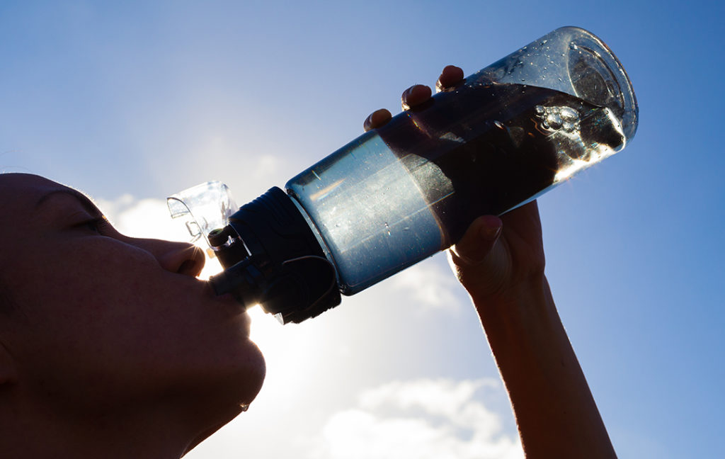 Los peligros de beber mucha agua, la hiponatremia