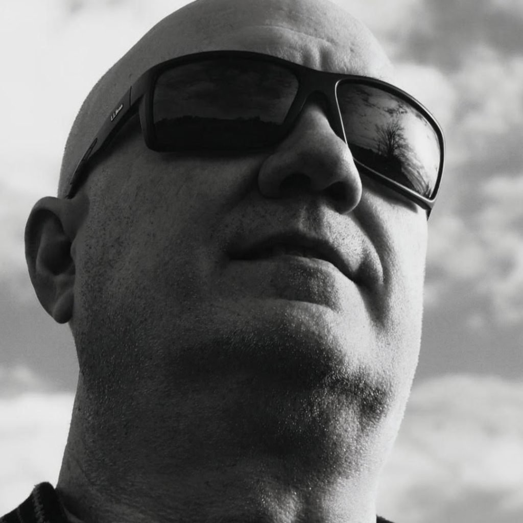 Textbook Maneuver convierte el espacio en relato en ‘Places’