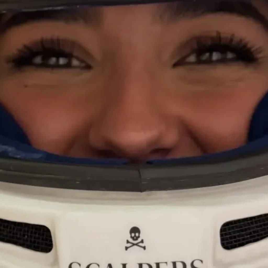 Franco Colapinto publicó la foto de una actriz con su casco y sus fans la identificaron