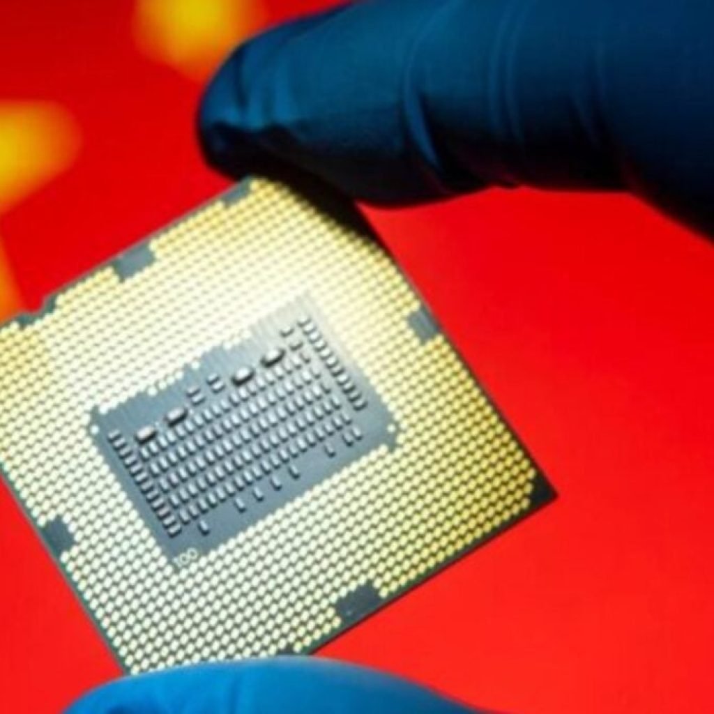 Las sanciones de Estados Unidos no han frenado a los chips chinos. Han saturado sus fábricas y ahora obligan a elegir entre IA o móviles