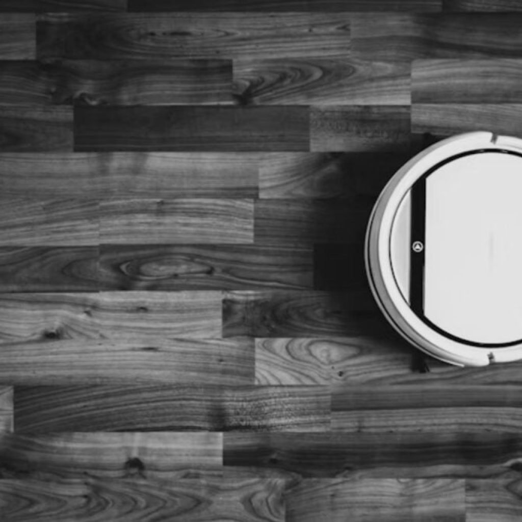 Un hombre quiso controlar su robot aspirador con un mando y acabó conectado a 6.700 hogares. El incidente que expone los riesgos del hogar conectado