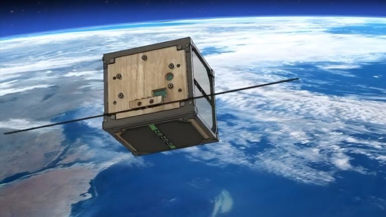 Japón ha enviado una “caja de madera” al espacio para resolver un problema que va a peor. La apuesta por materiales biodegradables contra la basura orbital