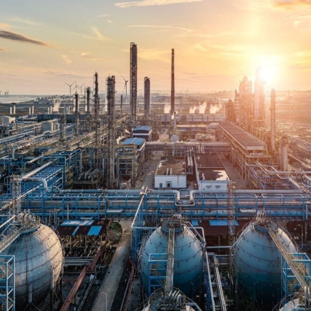 Una mega planta frente al río despierta protestas y recuerdos de un conflicto histórico entre dos países latinoamericanos