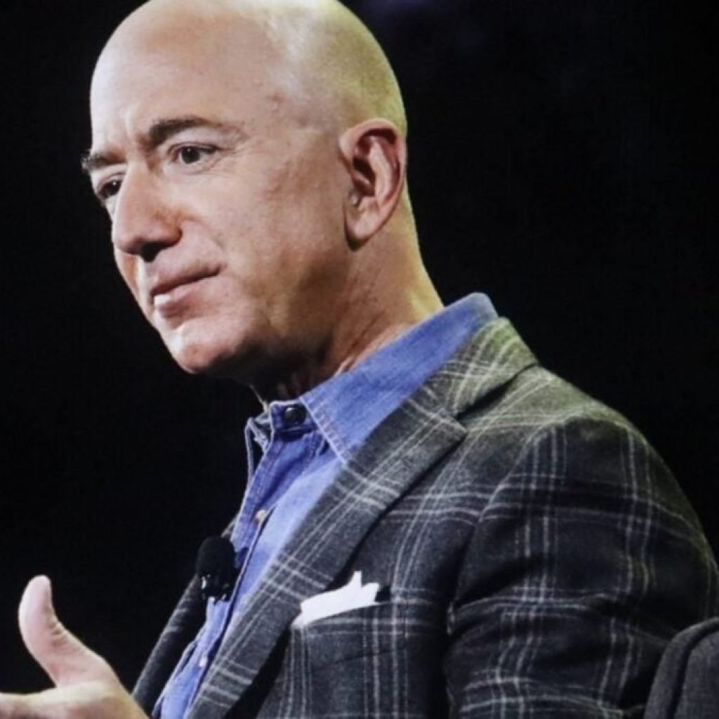 Bezos activa su ofensiva espacial con 32 nuevos satélites y un ambicioso plan de más de 3.000 en órbita baja