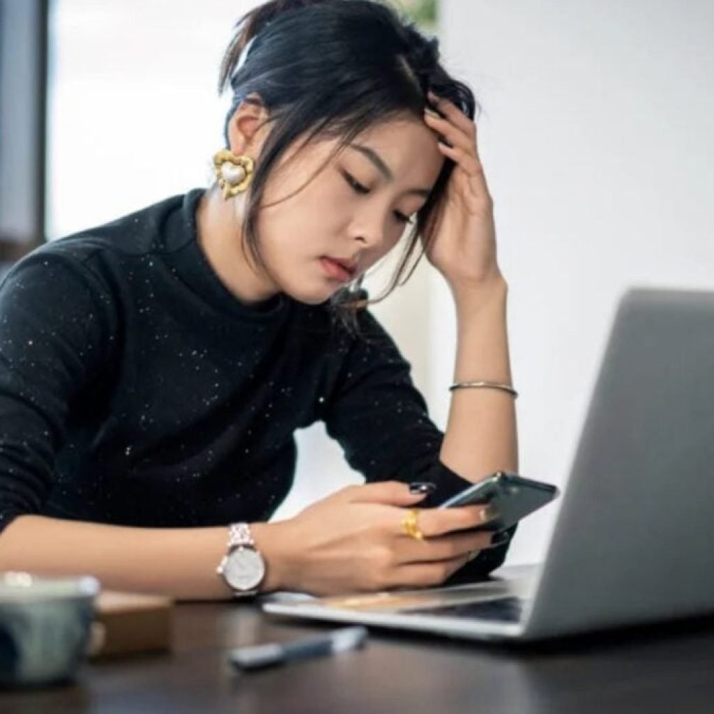 Investigaron los hábitos de trabajo en entornos cargados con IA, y lo que hallaron fue infernal