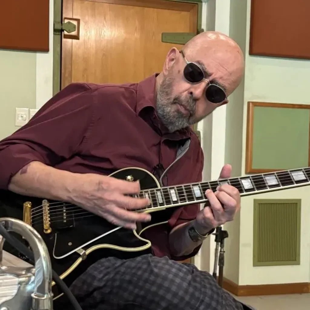 En su salsa: el Indio Solari reapareció en su estudio de grabación tras los chequeos médicos