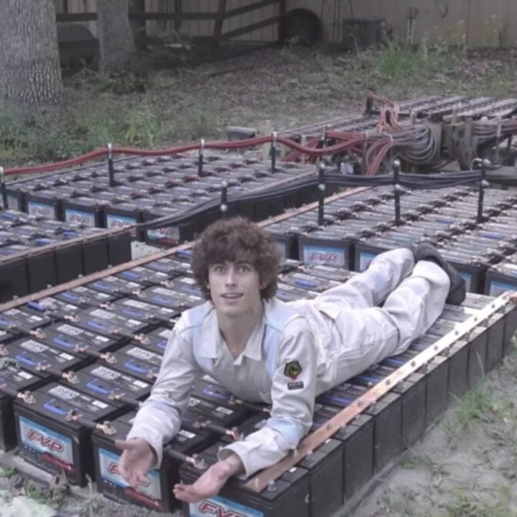 Un YouTuber imprudente arriesgó el tejido de la realidad al conectar entre sí 400 baterías de automóvil