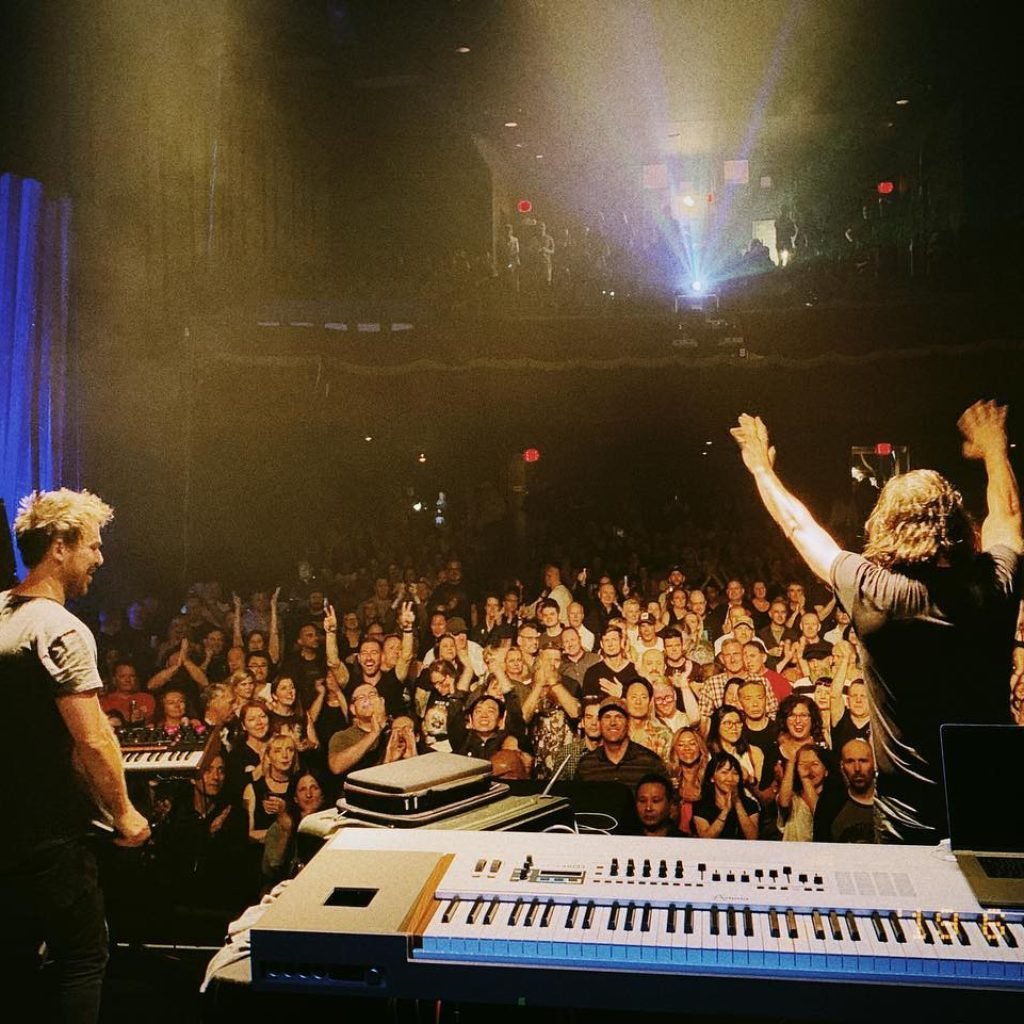 Christian Burns canaliza la resiliencia en ‘Darker Days’