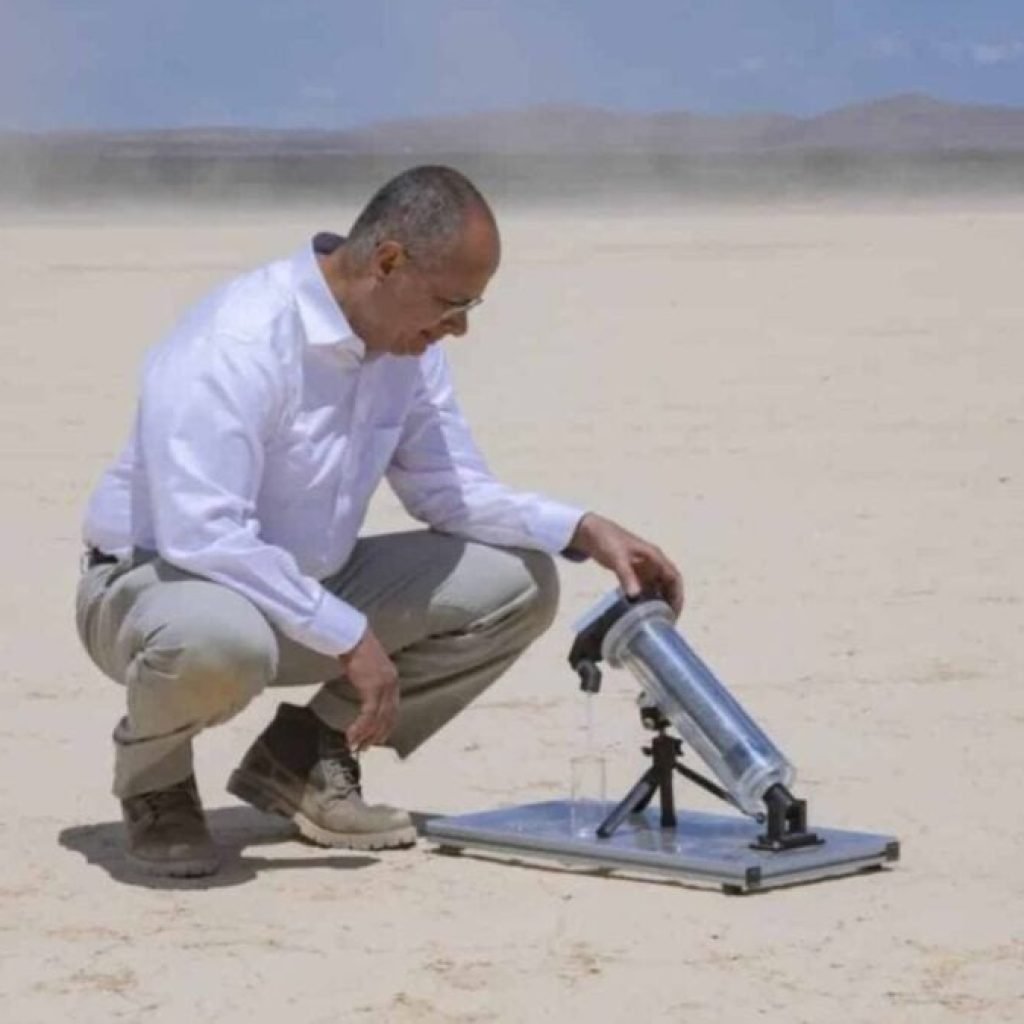 Creció en un campo de refugiados recogiendo agua cada día. Décadas después, este químico ganó el Nobel y creó una tecnología capaz de producir agua directamente del aire
