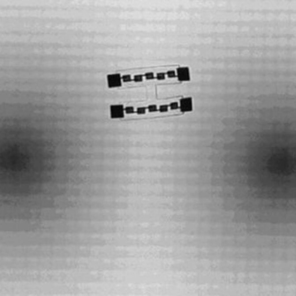 Un robot microscópico resolvió un laberinto sin sensores, sin GPS y sin inteligencia artificial. Los científicos lo guiaron usando principios de la relatividad de Einstein