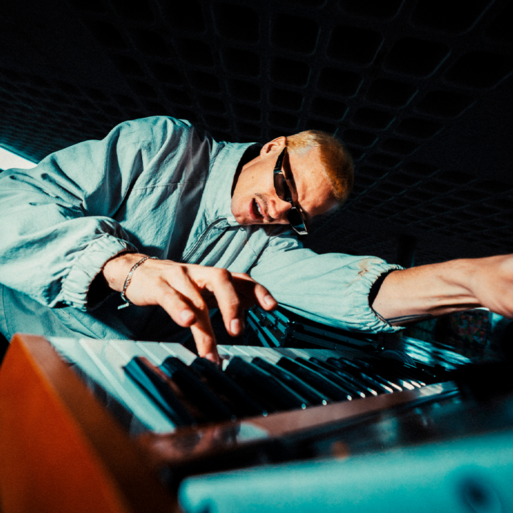 Innellea reaparece con un nuevo look y anuncia “Slave To The Hype” tras semanas de reflexión.